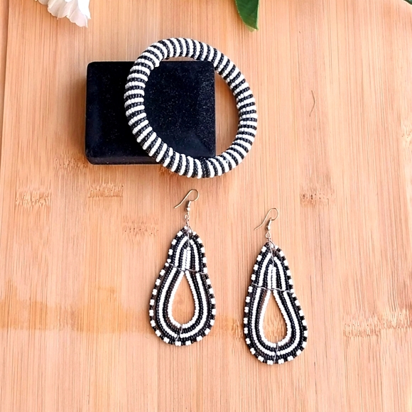 2PC Beautiful Kenyan Maasai Beaded Bracelet and Earrings Set - Picture 6 of 12